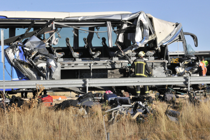 Imagen del autocar tras el accidente.