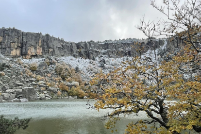 La Laguna Negra recibe un primer velo de nieve en este otoño de 2023.