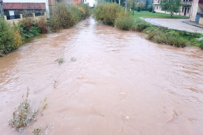 El desbordamiento del río Triguera en Duruelo de la Sierra deja imágenes impactantes como estas, ya muy cerca de las viviendas.