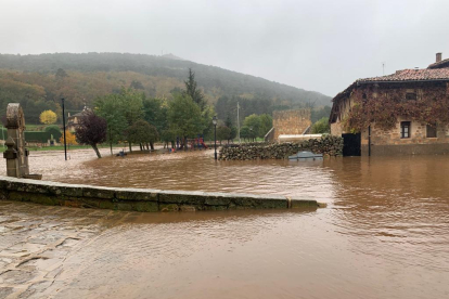 Salduero sufre de nuevo la inundación de la plaza en una jornada complicada en Pinares de Soria.