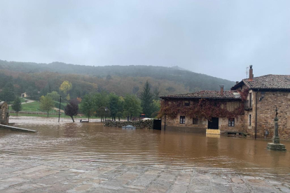 Salduero sufre de nuevo la inundación de la plaza en una jornada complicada en Pinares de Soria.
