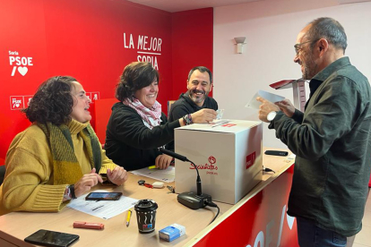 Luis Rey vota en la consulta socialista. - HDS