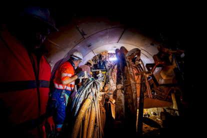 Un equipo de 12 personas perfora los 5 km junto con la tuneladora Saturia