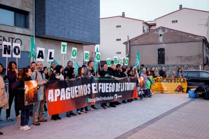 La concentración ha tenido lugar a las puertas del Ayuntamiento de Medinaceli.