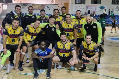 Los jugadores del BM Soria celebrando la victoria en Salamanca.