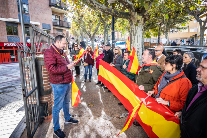 Concentración de Vox frente a la sede del PSOE este domingo.