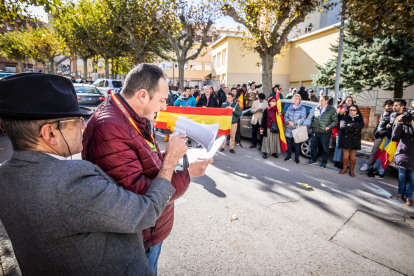 Concentración de Vox frente a la sede del PSOE este domingo.