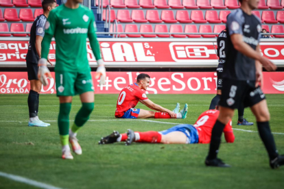 El Numancia no acaba de conseguir el mejor rendimiento cuando juega en Los Pajaritos, en la imagen Carlos González y Lupu.