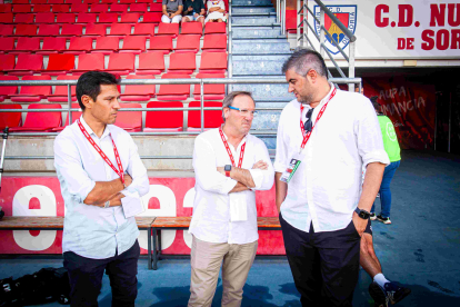 Álex Huerta junto con el director general Eduardo Rubio y el responsable de marketing Javier del Pino.