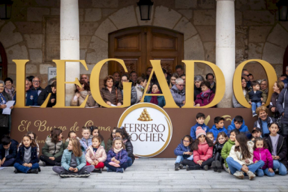 Iniciativa de promoción con el apoyo de los vecinos para el concurso de Ferrero Rocher.