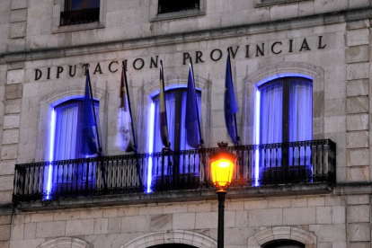 Iluminación conmemorativa en la Diputación de Soria en una imagen de archivo.