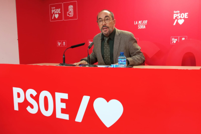 El secretario general del PSOE de Soria, Luis Rey, durante su comparecencia. HDS