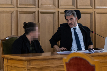El acusado del asesinato de Diolimar junto a su abogado, en la Audiencia Provincial de Soria.