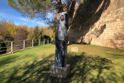 Otra de las esculturas que ha sido vandalizada en Almazán.