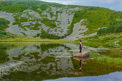 ‘Reflejos mágicos en la Laguna de Cebollera: agua, naturaleza y serenidad’.