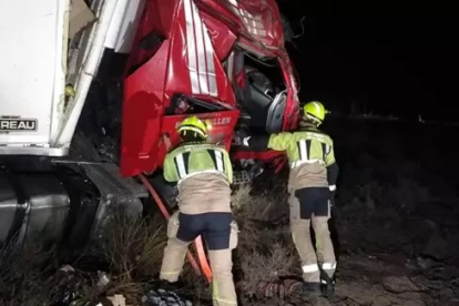El camión accidentado con los bomberos