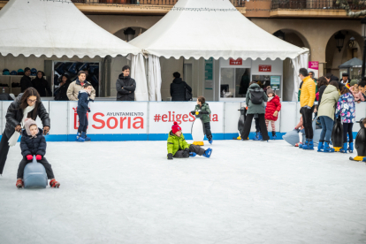 Patinadores en la pista de patinaje sobre hielo de la plaza Mayor de Soria.