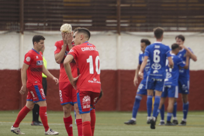 Los jugadores del CD Numancia se lamentan mientras los del San Fernando celebran el gol.