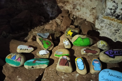 El Belén ha sido pintado en piedras por los niños de la localidad.