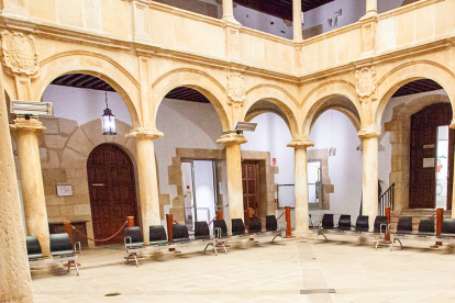 El patio del palacio de los Condes de Gómara que sirve de sala de espera de los juzgados.