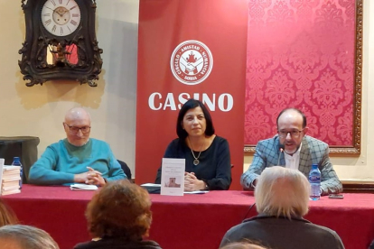 Un momento de la presentación del libro de Rosario Consuelo Gonzalo en el Círculo Amistad Numancia y portada de este.