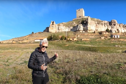 Carlos Rubio muestra 'El Cubo', la torre del homenaje del castillo de Langa.