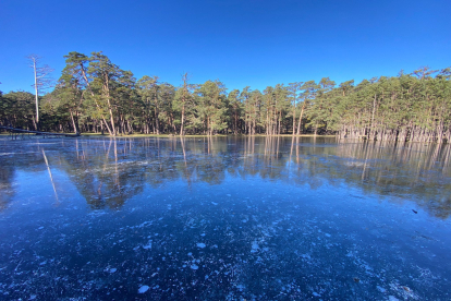 La laguna Marigómez de Duruelo, completamente helada.