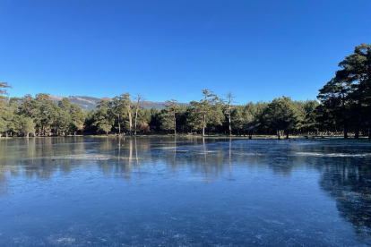 La laguna Marigómez de Duruelo, completamente helada.