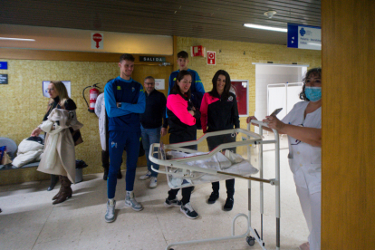 Jugadores y directivos del Rio Duero Soria y Sporting Santo Domingo visitaron la planta de Pediatría del Hospital Santa Bárbara.