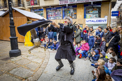 Actuación del mago Barón en la Plaza de las mujeres