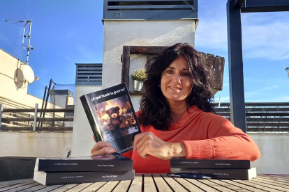 Ana García Posa junto a su nuevo libro.