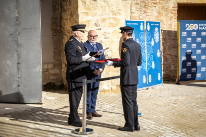 Homenaje a la Policía Nacional con el izado de bandera en su 200 aniversario.