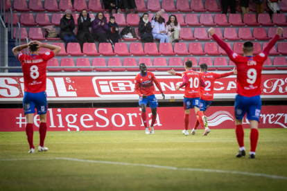 En Numancia celebra el 25 aniversario de Los Pajaritos con una victoria ante la Segoviana.