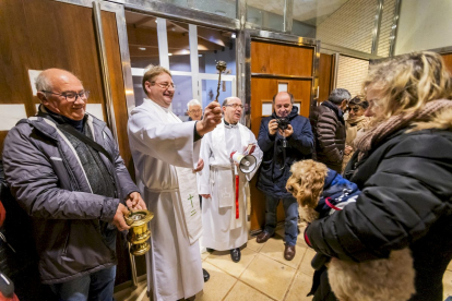 Los animales reciben la bendición en la parroquia de Santa Bárbara