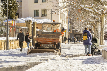 Trabajos de limpieza y diversión en calles llenas de nieve
