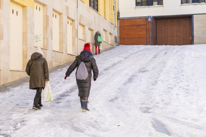Trabajos de limpieza y diversión en calles llenas de nieve