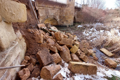 Cae parte del puente de piedra de Soria por la nieve.