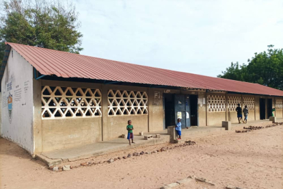 Exterior de la escuela de Gambia a la que beneficia el proyecto.