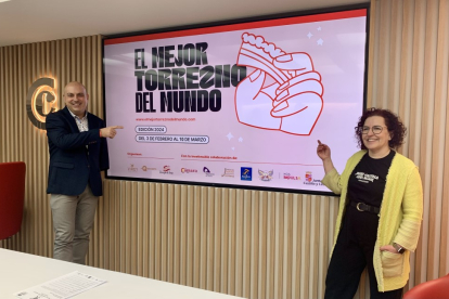 Juan José Delgado y Beatriz Martínez presentan la nueva edición del Mejor Torrezno del Mundo.