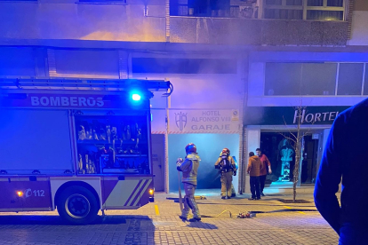 Los bomberos entran en el garaje del Hotel Alfonso VIII para atender la llamada por humo, que acabó siendo vapor.