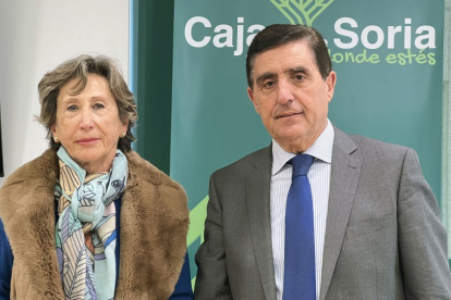 Gloria Martínez y Carlos Martínez en la renovación del apoyo de Caja Rural de Soria a la promoción del golf.