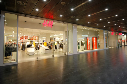Tienda de H&M en el centro comercial Camaretas.