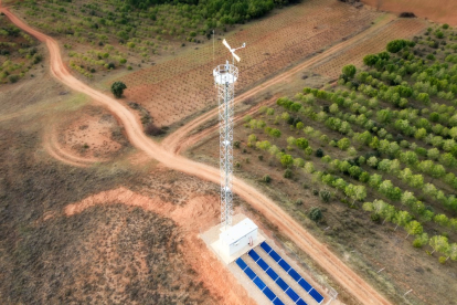 Instalaciones de la antena para brindar 5G a la zona de Matanza junto a la caseta y los paneles solares para 'alimentarla'.