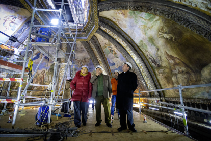 El consejero de Cultura visitó la restauración de las pinturas de San Saturio. Junto a la delegada territorial de la Junta y el obispo de Osma-Soria en la imagen.