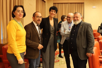 El diputado Luis Rey junto a la ministra Elma Saiz y otros parlamentarios del PSOE. HDS
