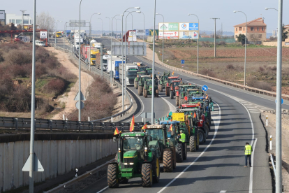 La tractorada es ajena a organizaciones agrarias y políticas, según los convocantes.