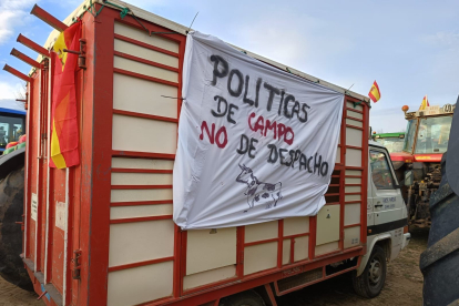Una pancarta en un vehículo participante en la protesta.