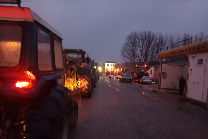 Tractores en la zona de San Leonardo y Navaleno al caer la noche de este viernes.