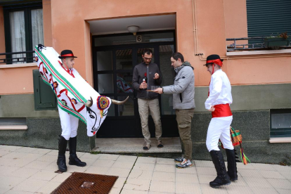 La Barrosa volvió a tocar a la puerta de los vecinos de Abejar en este 2024 antes de su muerte ritual en un acto emblemático de los carnavales en Soria.