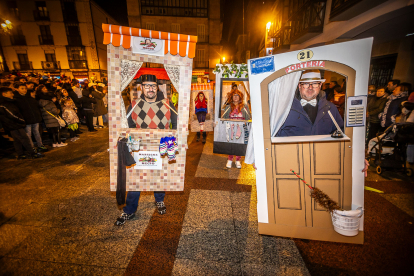 El desfile del Carnaval de Soria 2024 desafió al frío para llenar la calle de disfraces.